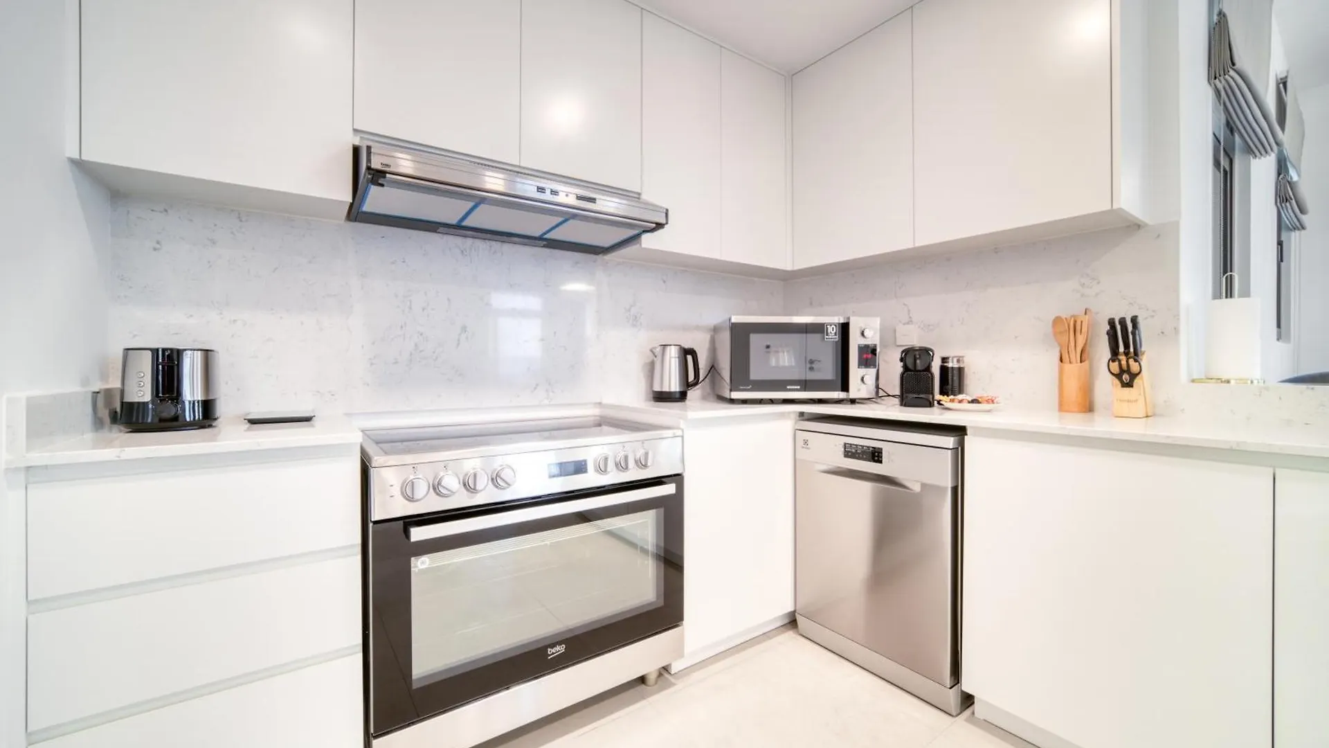 Coastal Luxury: 2Br Retreat With Sea Views Apartment Dubai United Arab Emirates
