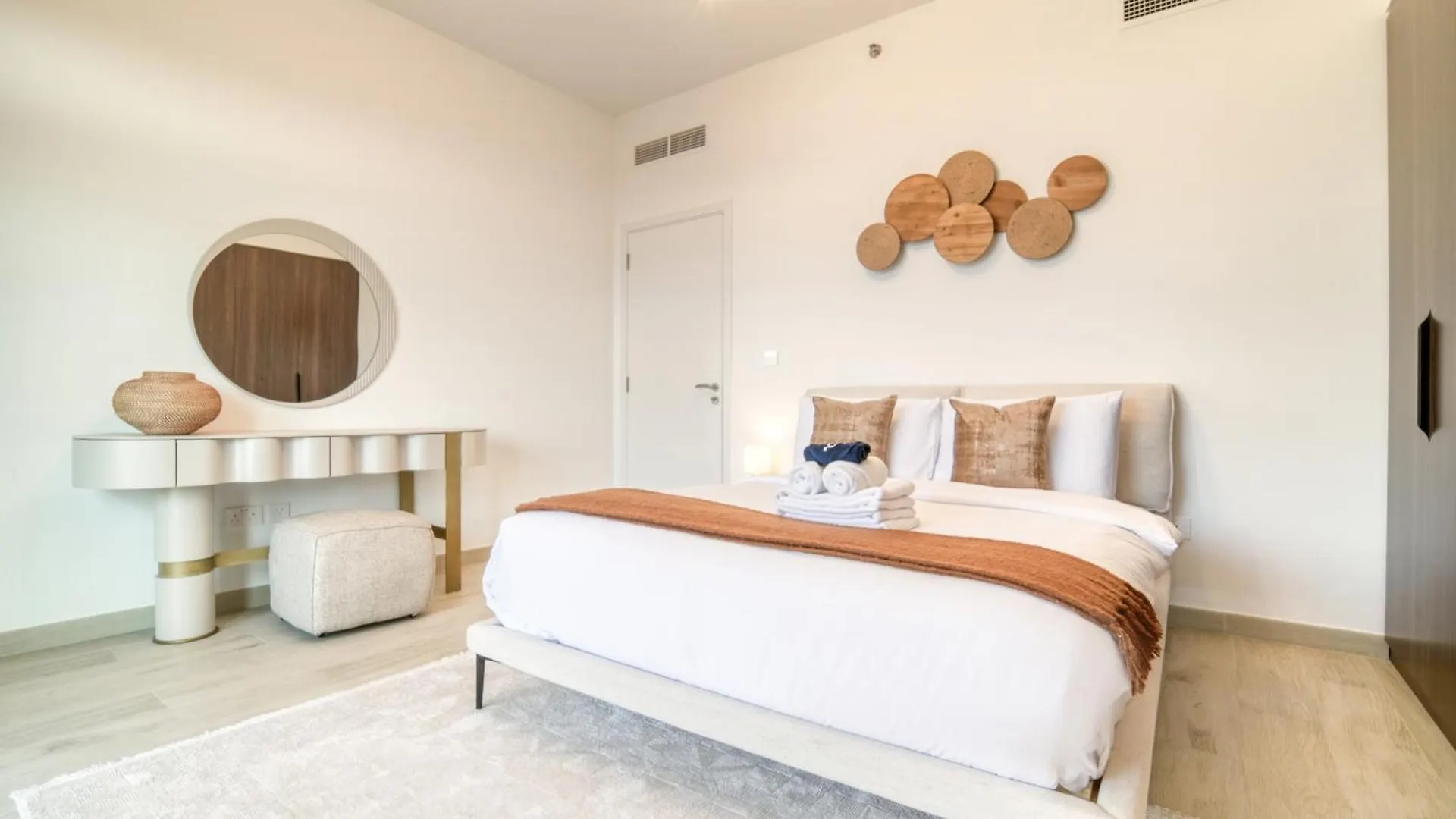 Coastal Luxury: 2Br Retreat With Sea Views Apartment Dubai