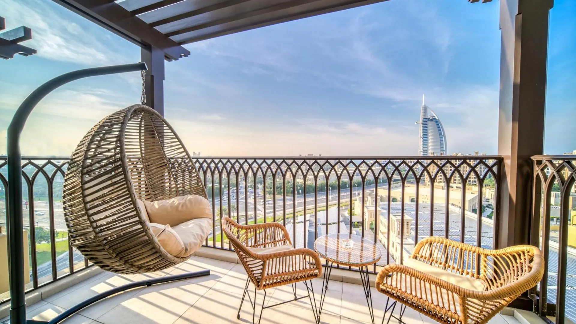 Coastal Luxury: 2Br Retreat With Sea Views Apartment Dubai 0*,